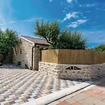 House Simun Nyaraló