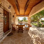 House Simun Nyaraló *