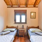 House Simun Nyaraló *