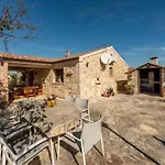 House Simun Nyaraló