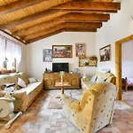 House Simun Nyaraló