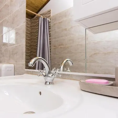 House Simun بيت للعطل *